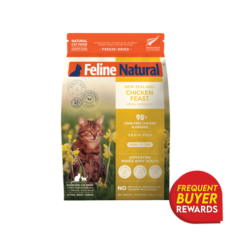 Feline Natural Freeze-Dried Chicken Feast, 320 g bag, features bite-sized, grain-free chicken pieces. Ethically sourced, supports health, serves as complete meal or topper.
